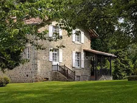 très belle maison de caractère dans parc de 26900 m2