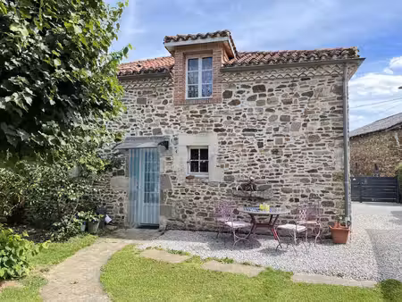 maison de campagne offrant 4 chambres et 2 salles de bain avec 2ème maison à rénover