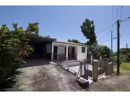 belle maison t3 meublée climatisée sur les hauteurs de 3 rivières
