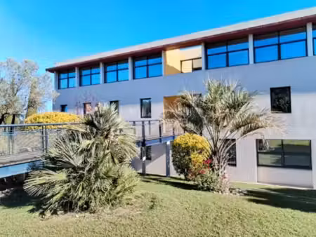 location local professionnel 123m²