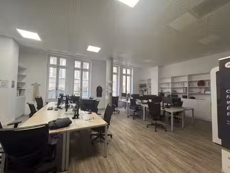 location local professionnel 125m²