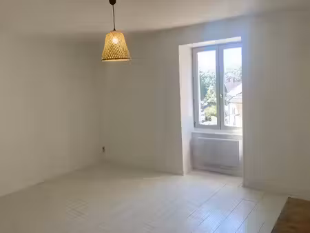location appartement 1 pièce 27 m² à crémieu (38460)