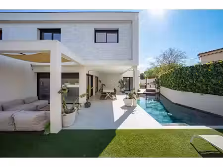 villa contemporaine achevée en 2023  180 m2 + studio 37 m2  piscine 8x4m —...