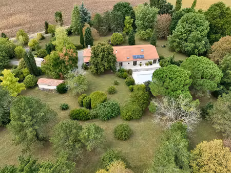 belle propriété au calme avec étang et près de 5 hectares