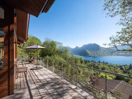 la canopée  chalet d'architecte surplombant le lac d'annecy