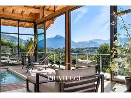 propriété d'exception avec piscine intérieure  sauna  vue panoramique et gîte indépendant.