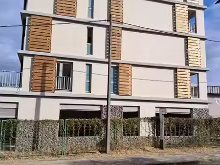 location commerce 99 m² à le port (97420)