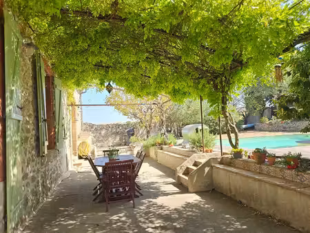 discrète maison vigneronne avec piscine et dépendances