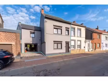 maison familiale avec vaste jardin aménagé et garage