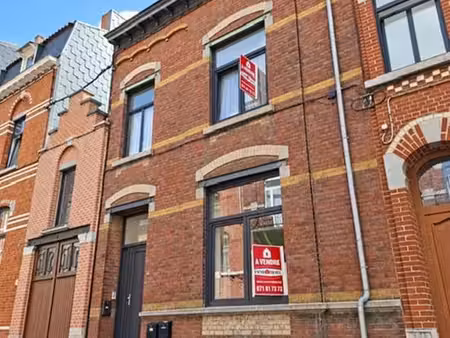 bon immeuble de rapport de 3 appartements en ordre d’urbanis