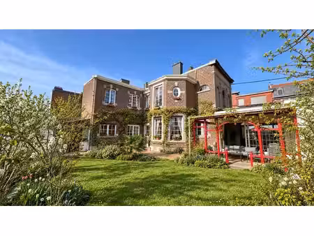 authentique de maître avec superbe jardin et garage.