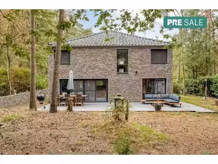 bâtiment ouvert avec quatre chambres et un beau jardin à wuu