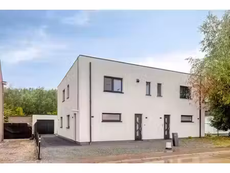 nouvelle construction avec 3 chambres  garage et jardin!