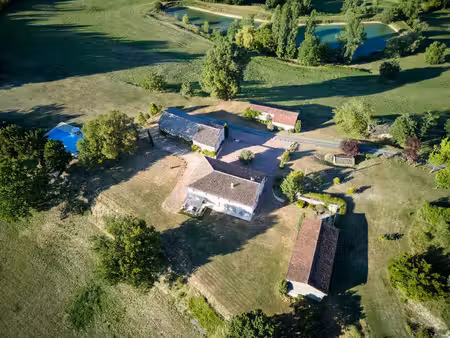 charmante ancienne propriété de vigneron avec 33 hectares  vues panoramiques et lac