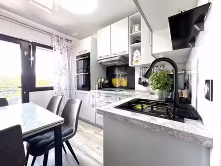appartement impeccable 2 chambres – peb b – terrasse