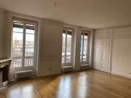 grand t3 de 76.87 m2 - vue place d'albon et saône