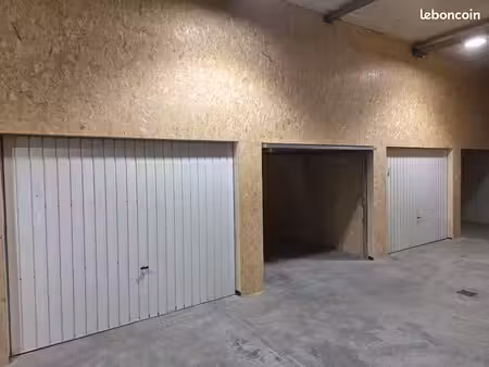 location box stockage  conteneur  contenair  hivernage camping-car  parking  voiture colle