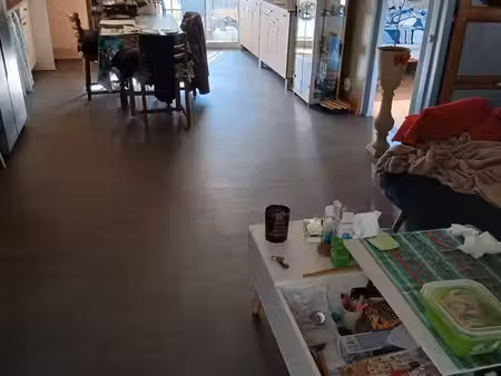 loue t3 meublé de plein mitoyen sur une côté 800 m2 de terrain