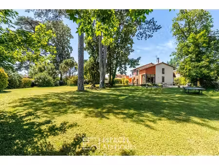 maison familiale dans un environnement arboré