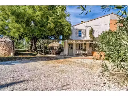 charmant mas avec bassin dans un hameau paisible du luberon.