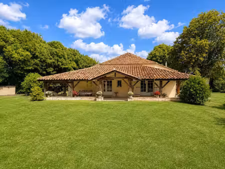 maison principale avec un gîte indépendant.