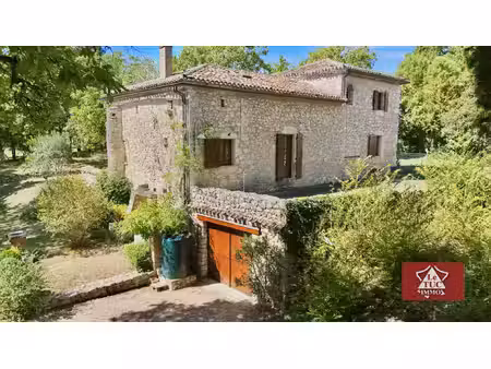 maison en pierre avec garage  piscine et jardin.
