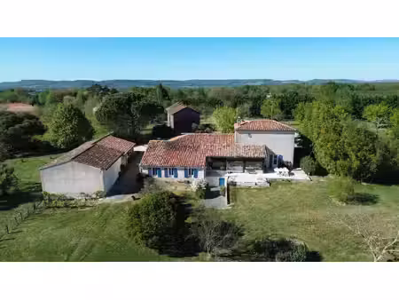 maison de 260 m² en pierre  terrain de 2 5 hectares  séchoir ?