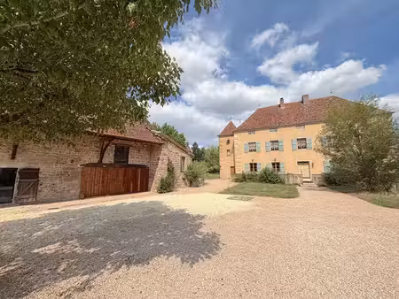 propriété de caractère avec piscine sur 3 hectares