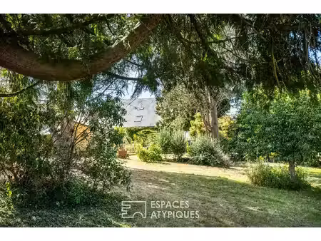 authentique maison en pierre et son jardin bucolique en coeur de village