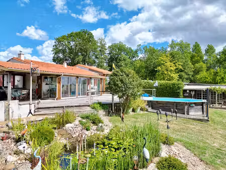 charmante maison de plain-pied avec piscine et vue dégagée