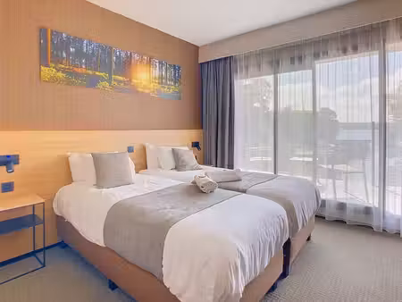 superbe chambre d'hotel offrant vue sur le lac