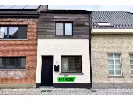 maison mitoyenne rénovée de manière très qualitative avec d…