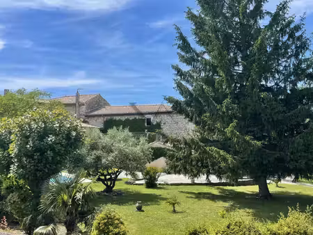 maison en pierre avec piscine et terrain constructible