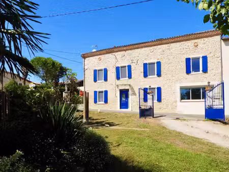 maison en pierre avec jardin et vue pyrénées