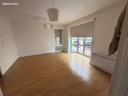 loue t2  deux pièces de 48 5m2  1er étage avec ascenseur
