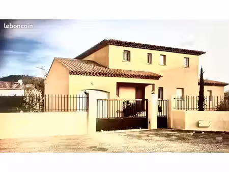 villa 225 m2  4 chambres  piscine  terrain clôturé