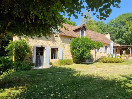 propriété de caractère sur les hauteurs de la vallée de la vézère en perigord noir.