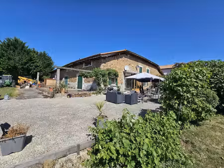 grange exceptionnellement rénovée avec dépendances  atelier et vue panoramique.