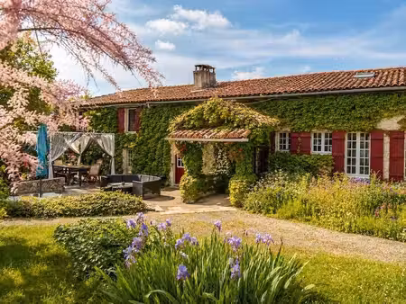 ancienne ferme avec maison principale  maison d'amis  une piscine  grand jardin de 8000m2