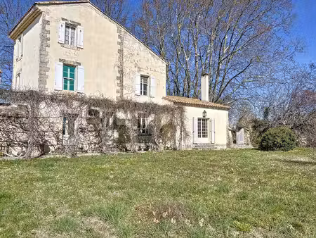 rare à pernes les fontaines ensemble immobilier comprenant 3 mas sur 7 hectares.