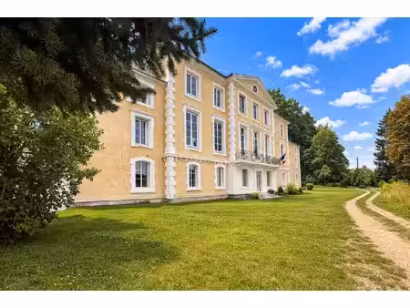 château du xviiie siècle  disposant d'un parc boisé de 2 he