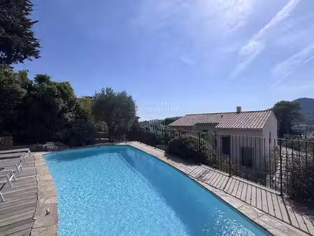 villa de luxe à vendre dans le quartier hauteurs de carqueiranne