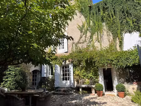 bastide à vendre à oppède avec un superbe cour intérieure  un jardin arboré  une piscine .