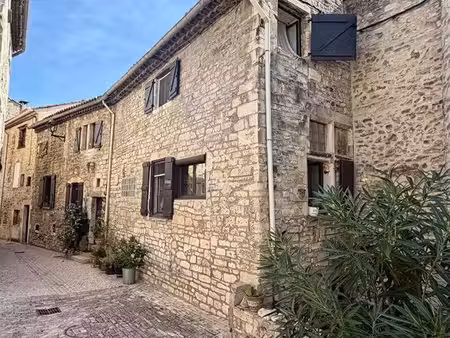 maison de caractère en pierre au coeur du centre historique de barjac