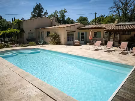 villa forcalqueiret 200 m² avec dépendance t2 dans un quartier prisé