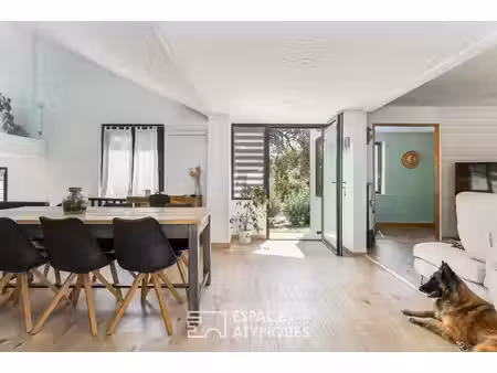 maison avec piscine sur vaste terrain boisé