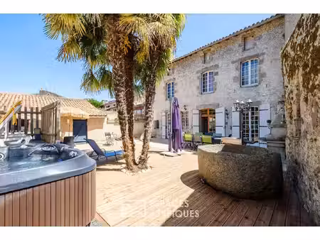 maison familiale du xive avec vaste jardin et piscine en coeur de ville