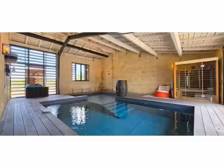 ecrin de 11 000 m²  chevaux et piscine intérieure