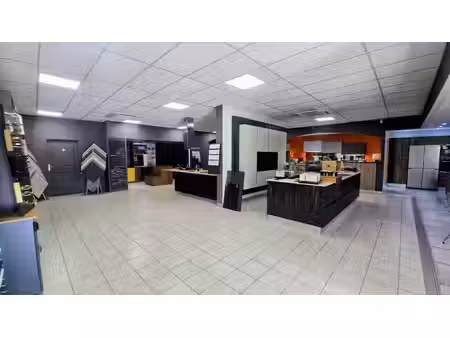 location commerce la garde 83130 178m²