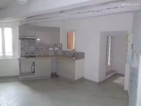 loue studio de 30m2 au centre-ville de roquebrune-sur-argens